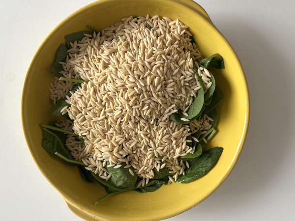 Orzo iz ene posode s papriko, chorizom in špinačo - Priprava korak 2