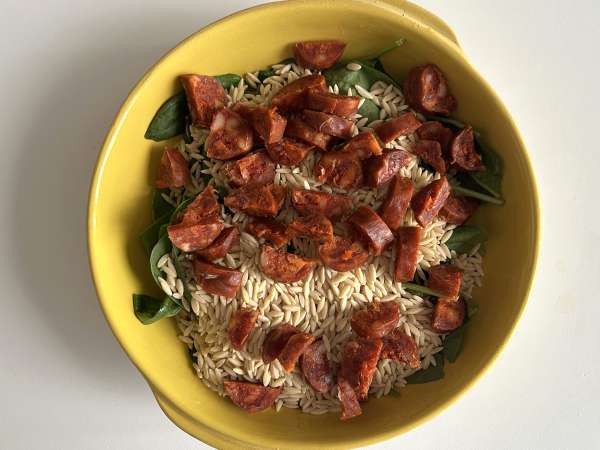 Orzo iz ene posode s papriko, chorizom in špinačo - Priprava korak 3