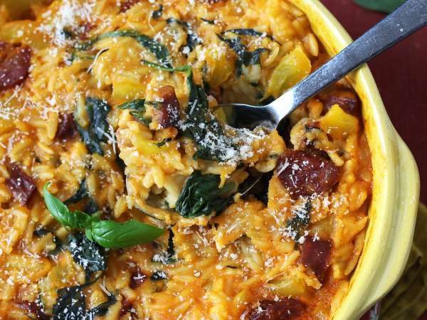 Orzo iz ene posode s papriko, chorizom in špinačo - Priprava korak 7