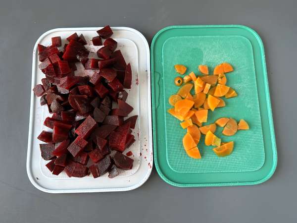 Solata iz rdeče pese z žarjenim halloumi - Priprava korak 1