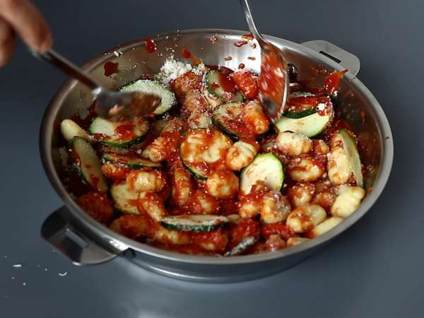 Hitri recept za gratin iz gnocchijev, bučk in mozzarelle - Priprava korak 3