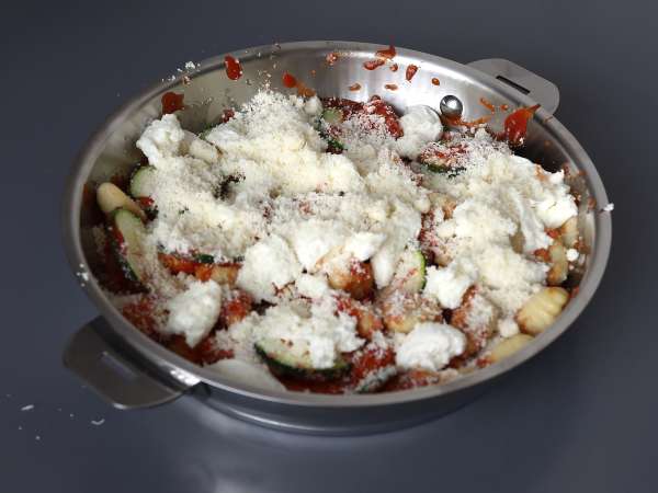 Hitri recept za gratin iz gnocchijev, bučk in mozzarelle - Priprava korak 4