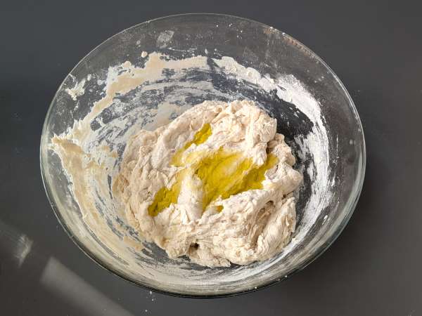 Debela in mehka focaccia s češnjevimi paradižniki, olivami in origanom - Priprava korak 3