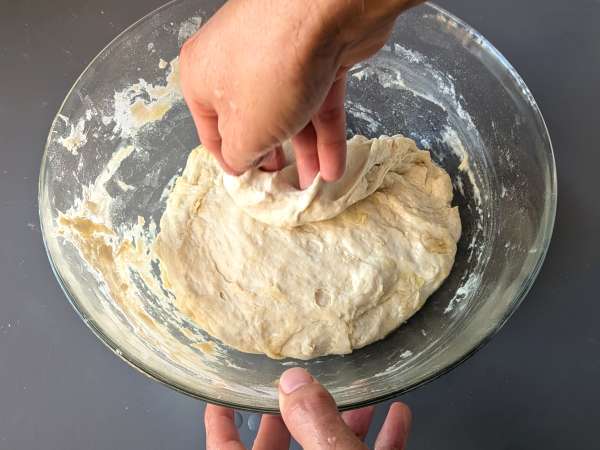 Debela in mehka focaccia s češnjevimi paradižniki, olivami in origanom - Priprava korak 5
