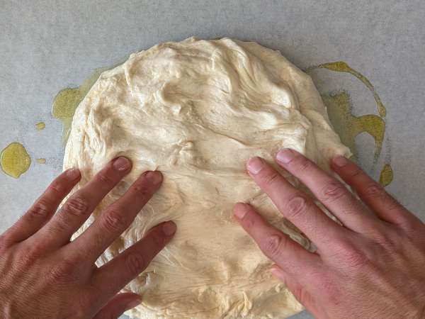 Debela in mehka focaccia s češnjevimi paradižniki, olivami in origanom - Priprava korak 8