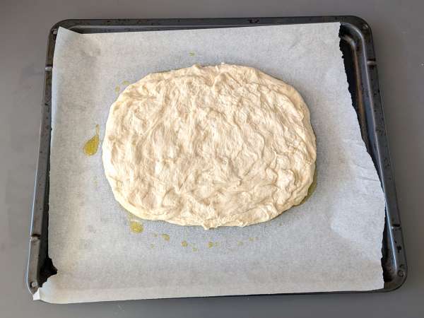 Debela in mehka focaccia s češnjevimi paradižniki, olivami in origanom - Priprava korak 9