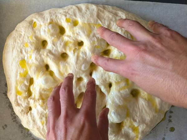 Debela in mehka focaccia s češnjevimi paradižniki, olivami in origanom - Priprava korak 10