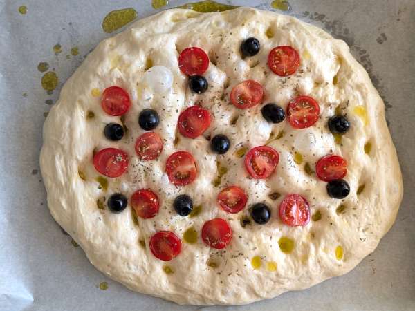Debela in mehka focaccia s češnjevimi paradižniki, olivami in origanom - Priprava korak 11