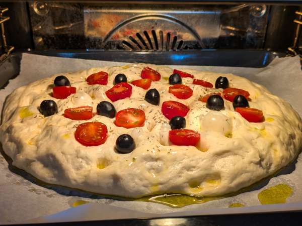 Debela in mehka focaccia s češnjevimi paradižniki, olivami in origanom - Priprava korak 12