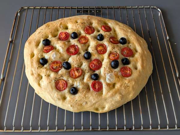 Debela in mehka focaccia s češnjevimi paradižniki, olivami in origanom - Priprava korak 13