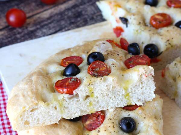 Debela in mehka focaccia s češnjevimi paradižniki, olivami in origanom - Priprava korak 14