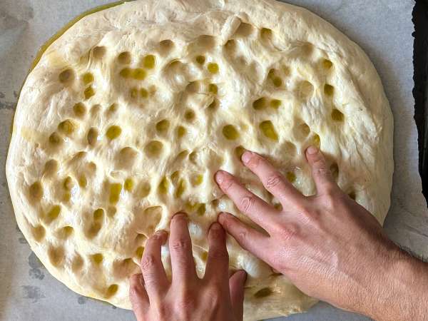 Kmečka focaccia s čebulo in rožmarinom - Priprava korak 9