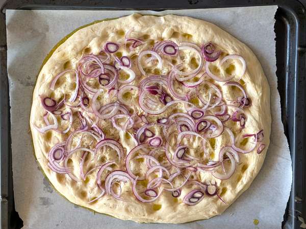 Kmečka focaccia s čebulo in rožmarinom - Priprava korak 10