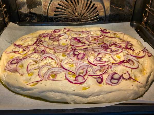 Kmečka focaccia s čebulo in rožmarinom - Priprava korak 11