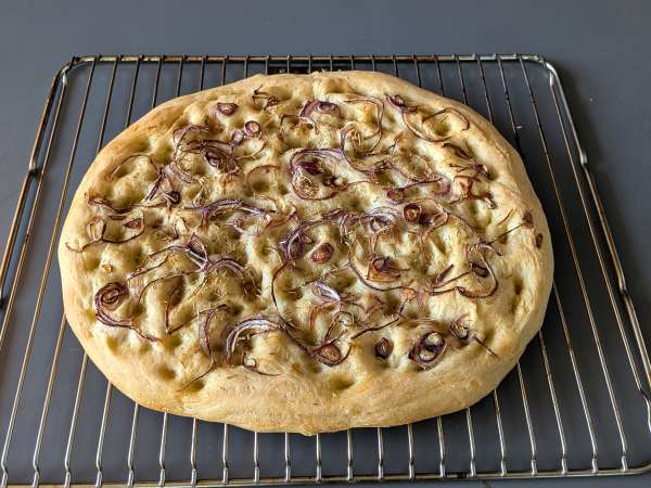 Kmečka focaccia s čebulo in rožmarinom - Priprava korak 12