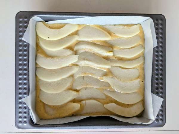 Enostavna in sočna hruškova torta z mandlji - Priprava korak 6