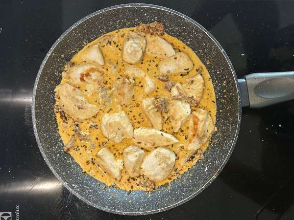Marry Me Chicken Pasta: kremaste testenine s piščancem, sušenimi paradižniki in parmezanom - Priprava korak 9