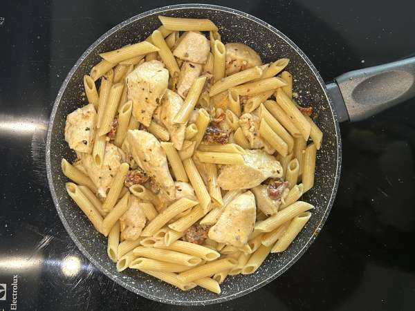 Marry Me Chicken Pasta: kremaste testenine s piščancem, sušenimi paradižniki in parmezanom - Priprava korak 10