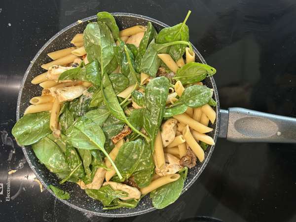 Marry Me Chicken Pasta: kremaste testenine s piščancem, sušenimi paradižniki in parmezanom - Priprava korak 11