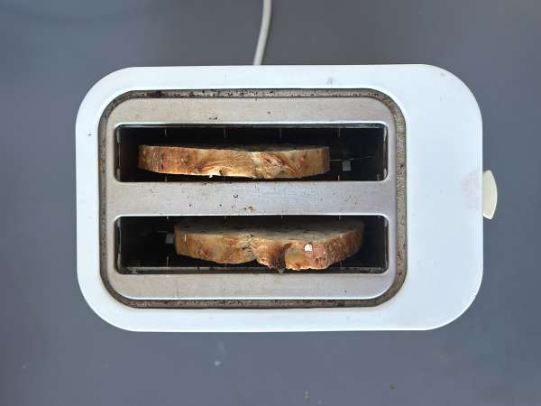Toast z avokadom in skuto s začinjenim medom - Priprava korak 1