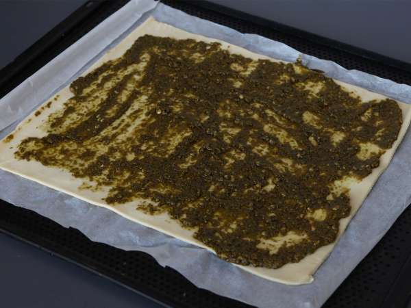 Lističasta krona s pestom, mozzarello in sušenimi paradižniki - Priprava korak 1