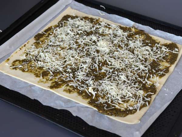 Lističasta krona s pestom, mozzarello in sušenimi paradižniki - Priprava korak 2