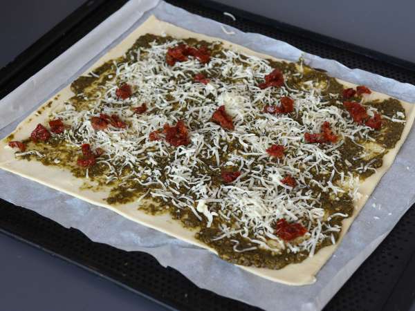 Lističasta krona s pestom, mozzarello in sušenimi paradižniki - Priprava korak 3