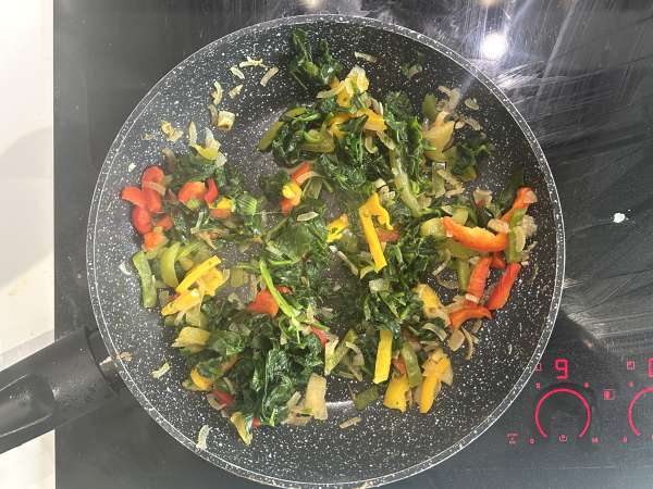Quiche brez testa z lososom, špinačo in skuto - Priprava korak 3