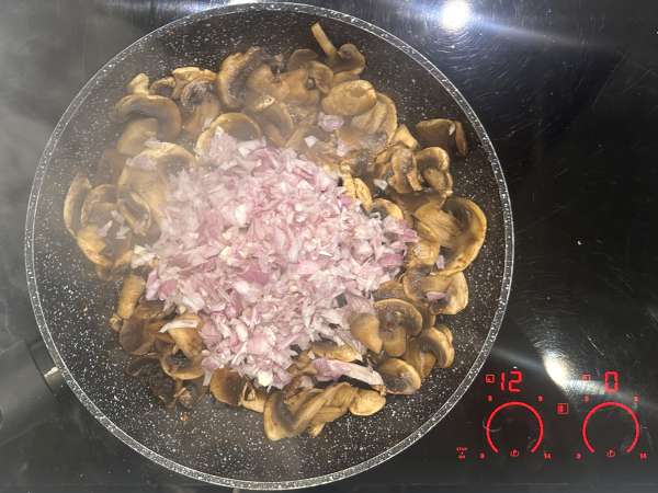 Kiš brez testa z gobami, slanino in zrnatim sirom - Priprava korak 3