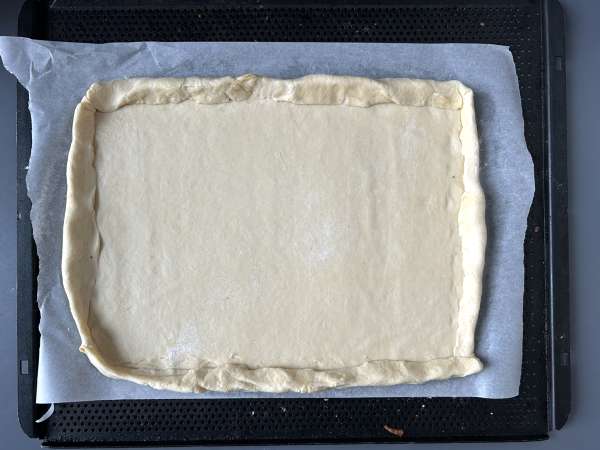 Zwiebelkuchen: nemška pita z mehko dušeno čebulo in slaninskimi koščki - Priprava korak 8