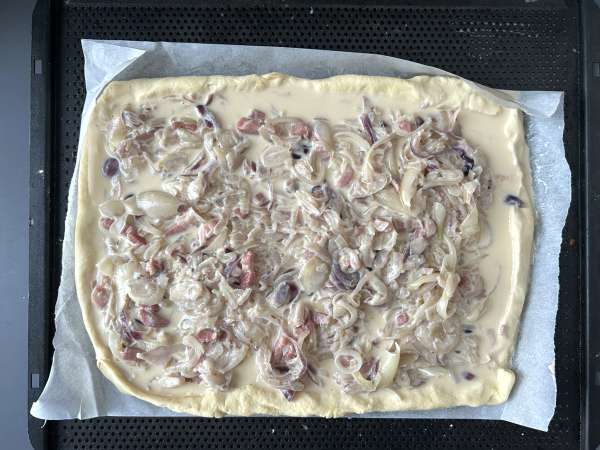 Zwiebelkuchen: nemška pita z mehko dušeno čebulo in slaninskimi koščki - Priprava korak 9