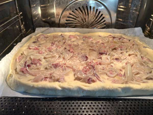 Zwiebelkuchen: nemška pita z mehko dušeno čebulo in slaninskimi koščki - Priprava korak 10