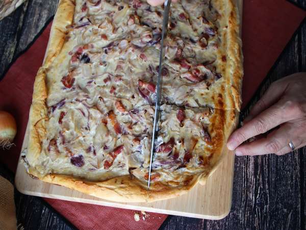 Zwiebelkuchen: nemška pita z mehko dušeno čebulo in slaninskimi koščki - Priprava korak 11
