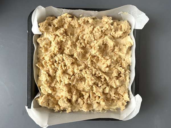 Izjemno mehka jabolčna torta s hrustljavim streuselom - Priprava korak 6