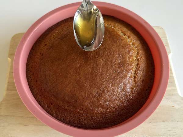 Mehka in sočna medena torta: preprosta priprava brez mešalnika - Priprava korak 6