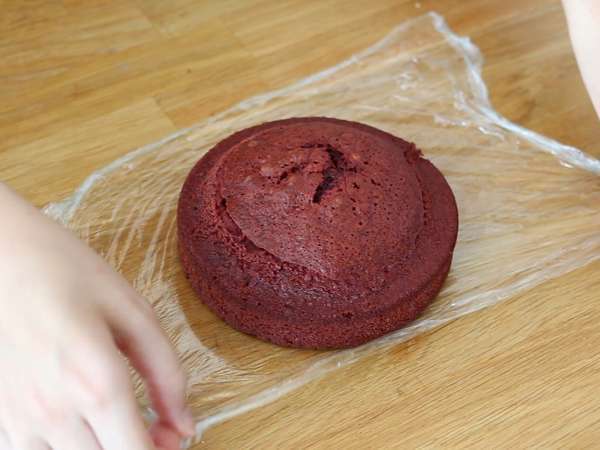 Torta »Red Velvet« posebej za noč čarovnic! - Priprava korak 6