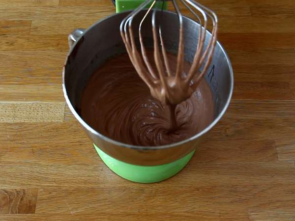 Halloweenska torta Bundt s hudiško slastno glazuro - Priprava korak 3
