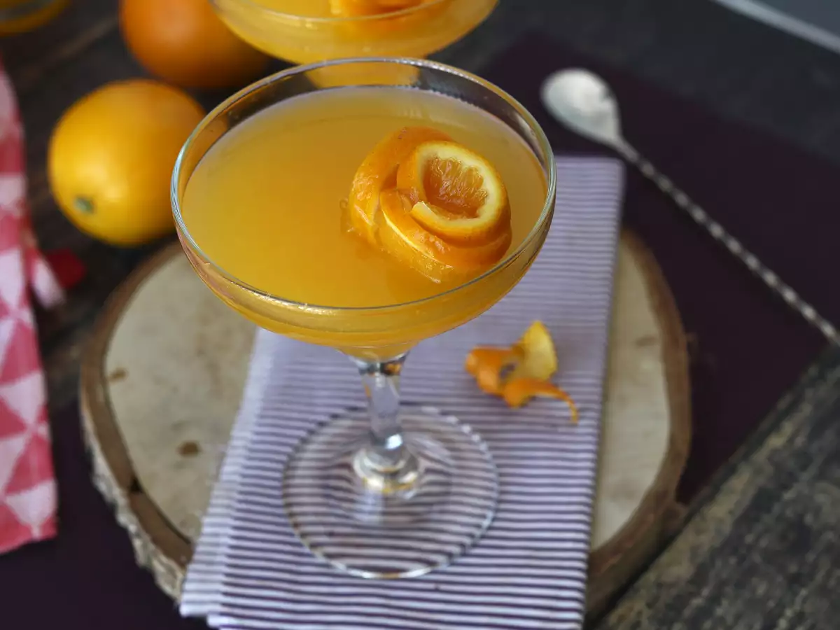 Agua de Valencia, sredozemski koktajl s cavo in pomarančo, ki ga lahko pripravite doma. - fotografija 3