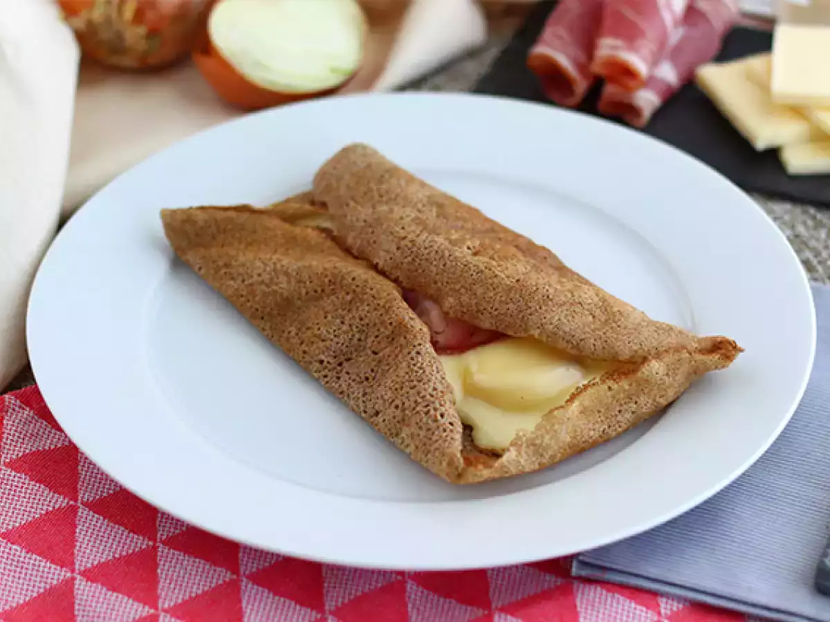 Ajdova palačinka z raclette sirom