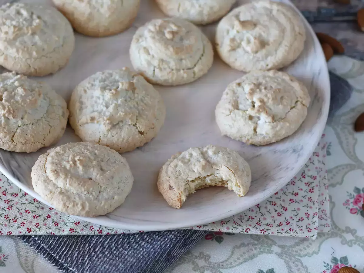 Amaretti – popolni italijanski mandljevi piškoti ob kavi!