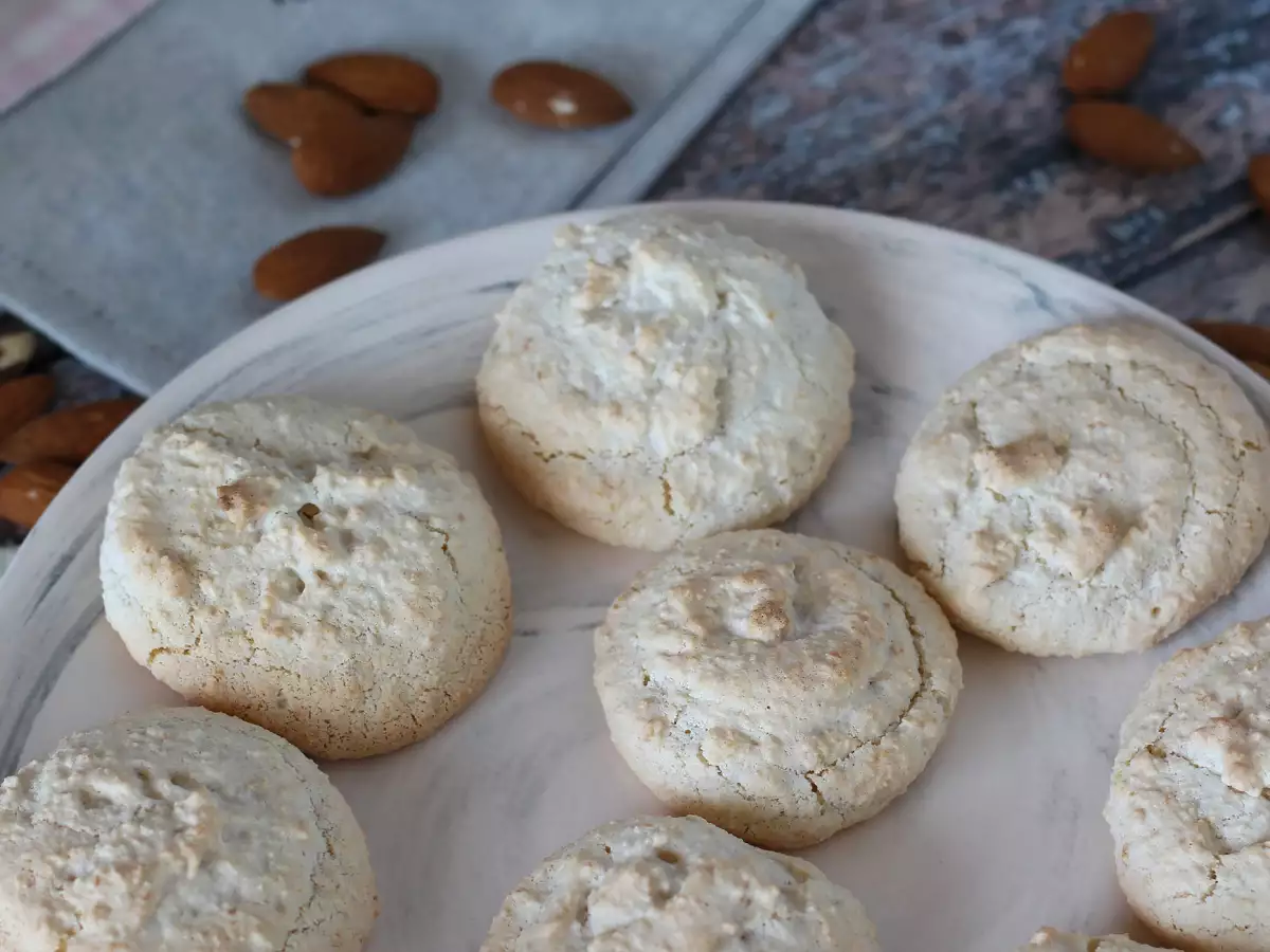Amaretti – popolni italijanski mandljevi piškoti ob kavi! - fotografija 3