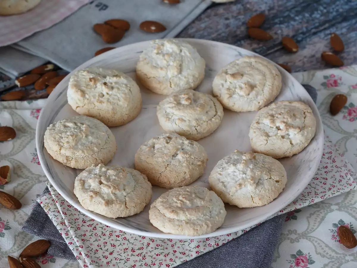 Amaretti – popolni italijanski mandljevi piškoti ob kavi! - fotografija 4