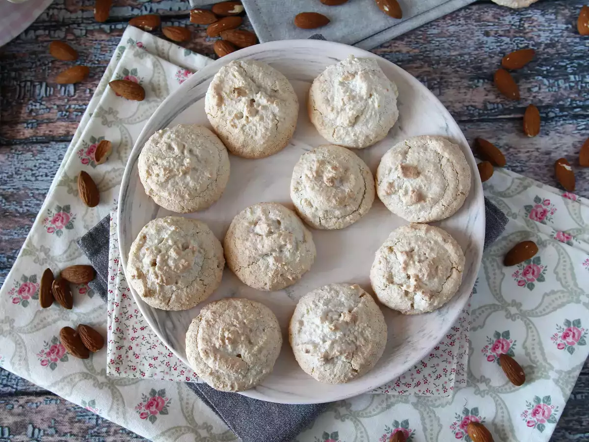 Amaretti – popolni italijanski mandljevi piškoti ob kavi! - fotografija 5