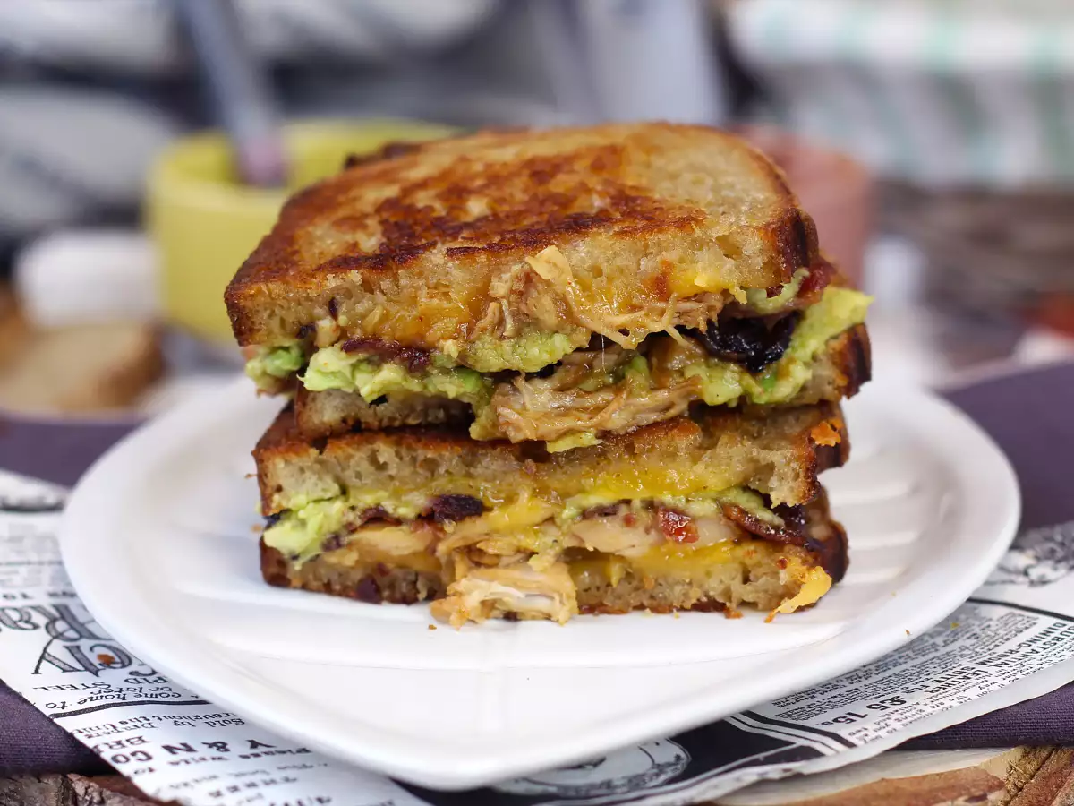 Ameriški maxi sendvič s sirom na žaru: piščanec, avokado in slanina - fotografija 2