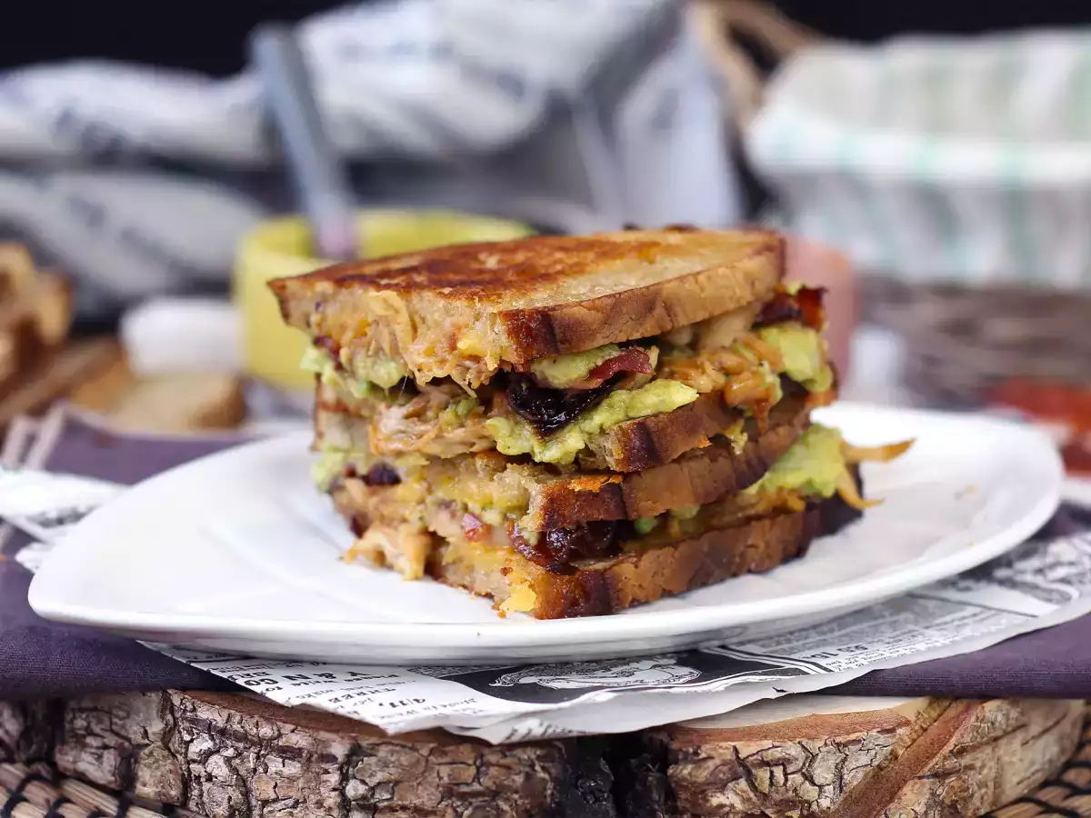Ameriški maxi sendvič s sirom na žaru: piščanec, avokado in slanina - fotografija 4
