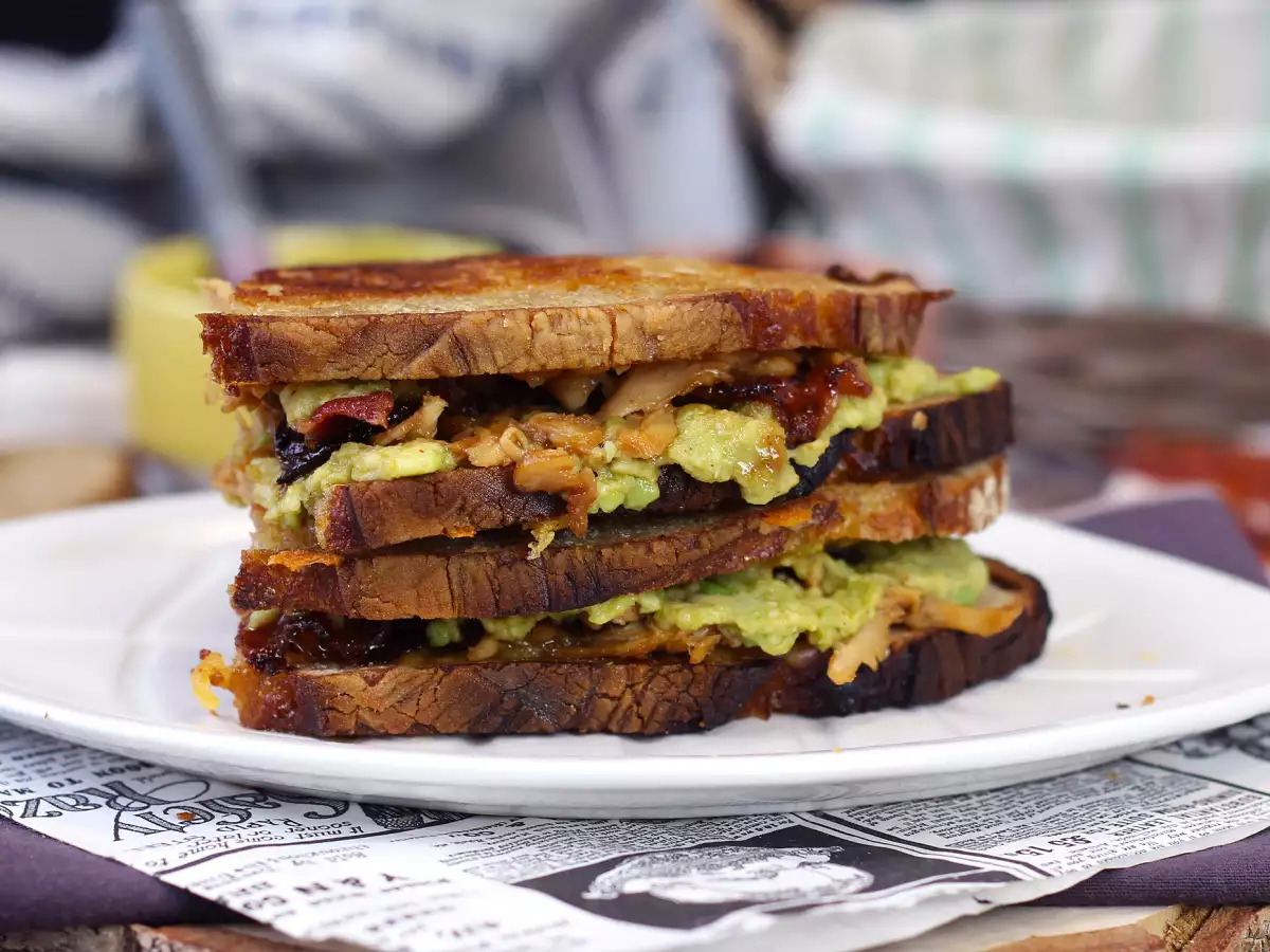 Ameriški maxi sendvič s sirom na žaru: piščanec, avokado in slanina - fotografija 6