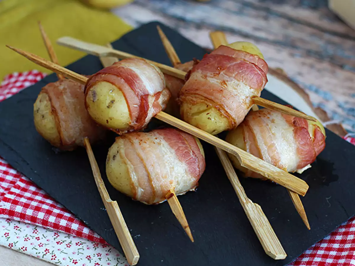Aperitivna nabodala s krompirjem in dimljeno slanino