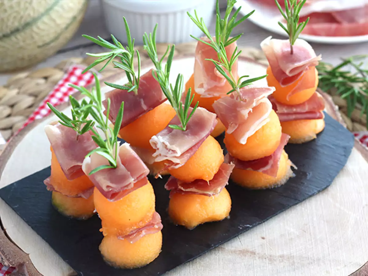 Aperitivna nabodalca z melono, pršutom in rožmarinom - fotografija 2