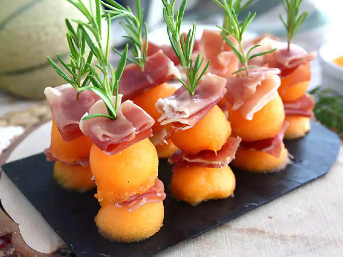 Aperitivna nabodalca z melono, pršutom in rožmarinom - fotografija 4