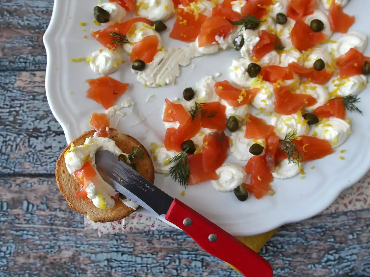 Aperitivni krožnik z namazom in dimljenim lososom - fotografija 2